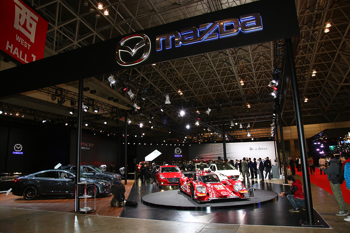 Large Crowds Bustle Around Mazda Stand at the Tokyo Auto